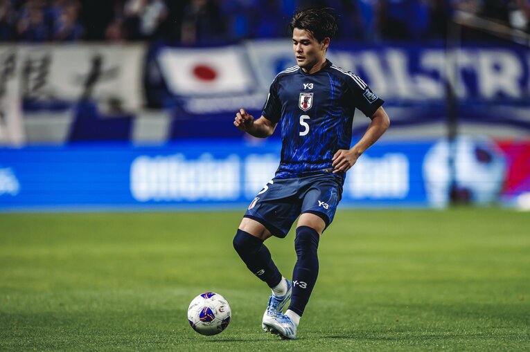 ブンデスリーガ総走行距離1位のダイナモぶりを発揮した佐野海舟　©Kiichi Matsumoto