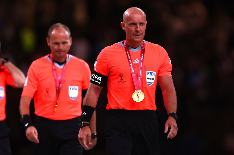 表彰式でメダルを受け取ったシモン・マルチニアク主審。普段はポーランドリーグで笛を吹いている　©︎Getty Images