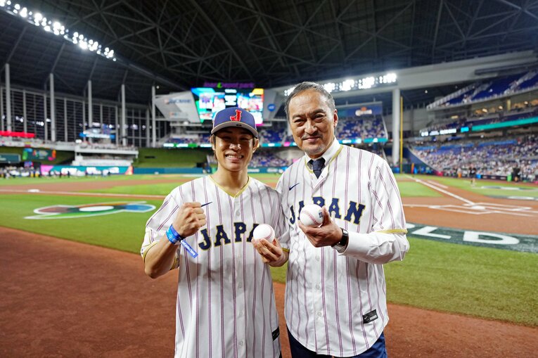 3月のWBCで。平良達郎と俳優・渡辺謙の2ショット　©Getty Images