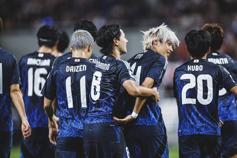 歓喜の輪の中でもみくちゃにされる伊東純也（12枚目／全15枚）©Kiichi Matsumoto