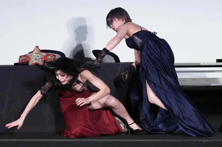 上谷沙弥に襲いかかる安納サオリ　©Essei Hara