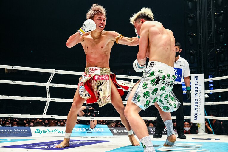 武尊の左フック　©THE MATCH 2022/Susumu Nagao