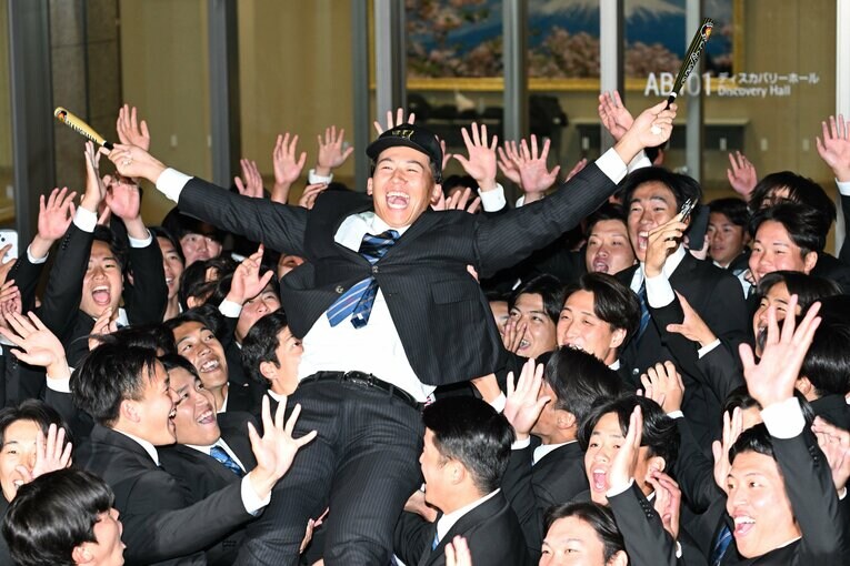 阪神タイガースを帽子をかぶり、チームメイトに胴上げされる創価大・立石正広　©︎Keiji Ishikawa