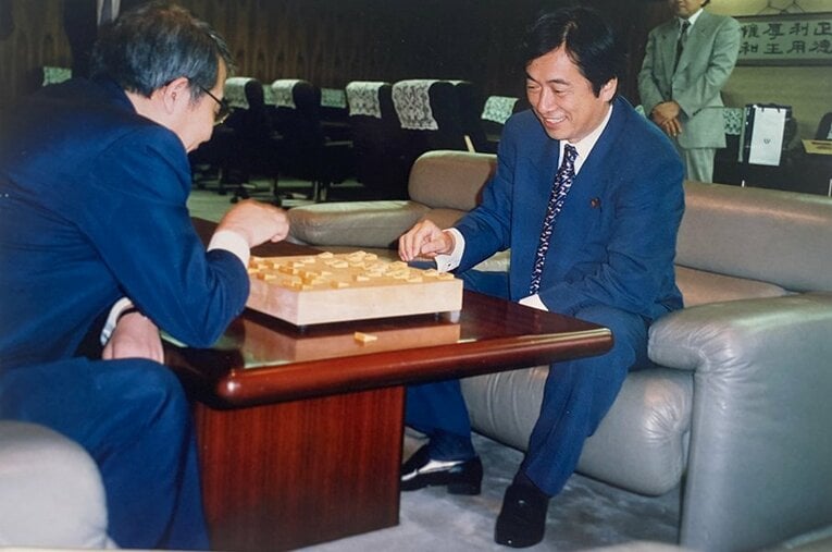 菅直人が厚生大臣室で将棋 1996年©Noboru Tamaru