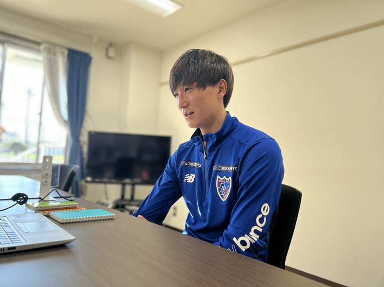リハビリ生活を綴ったノートを持参してオンライン取材に対応した中村帆高　ⒸF.C.TOKYO