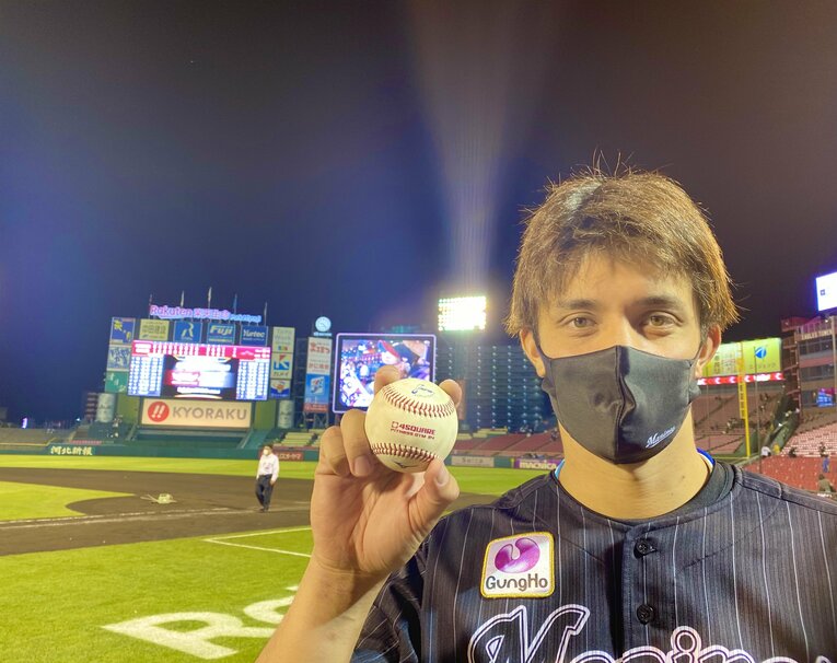 ウイニングボールを手に写真におさまる国吉　©︎Chiba Lotte Marines