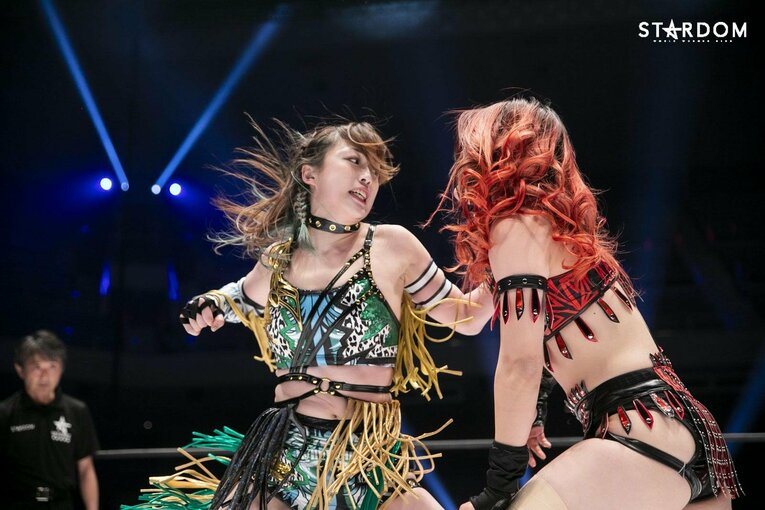 上谷沙弥（左）と林下　©STARDOM