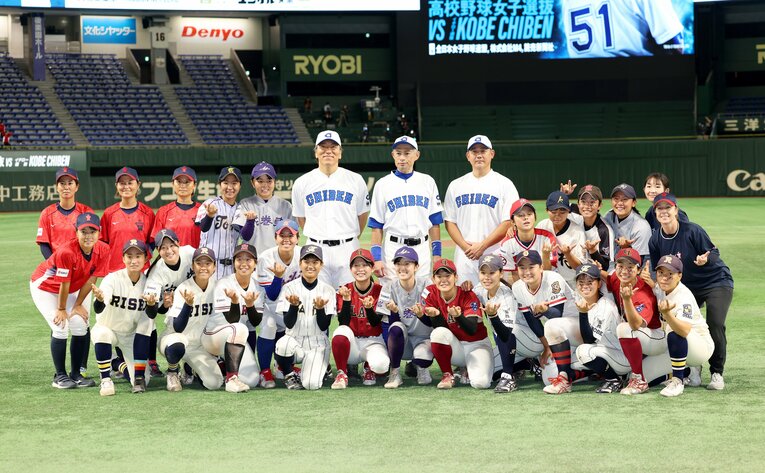 9月23日、高校女子野球選抜との試合にて　©JIJI PRESS