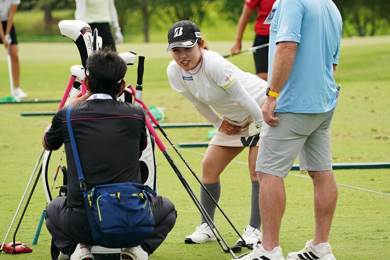 シェブロン選手権で中原さん（左手前）と言葉をかわす古江彩佳（2023年4月）©︎Shizuka Minami