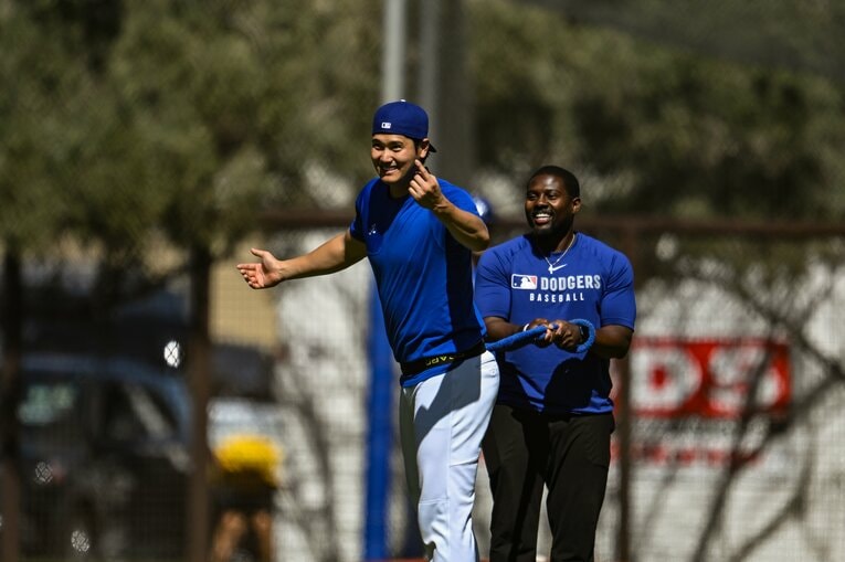 仲良しのテオスカーと楽しそうに…（全4枚中の4枚目）【2025年最新版・ショウヘイの愛される日々／随時更新。40枚超】©Nanae Suzuki