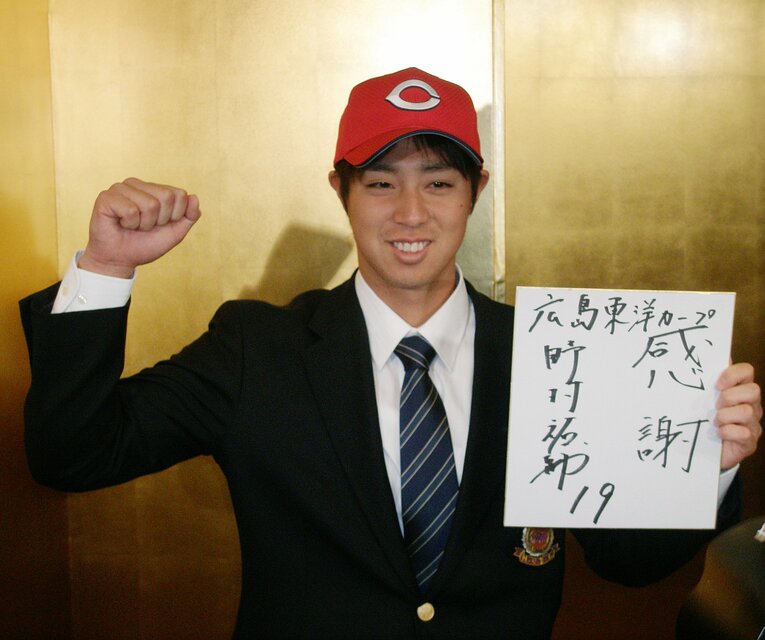 カープへの入団が決まって会見で喜ぶ、2011年当時明大4年生の野村　©JIJI PRESS