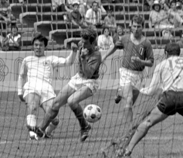 メキシコ五輪、準々決勝のフランス戦で2ゴールをあげた釜本　©︎KYODO