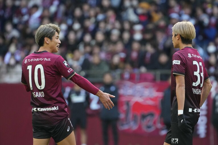 失点直後、大迫勇也は扇原貴宏と言葉をかわす　©Masashi Hara