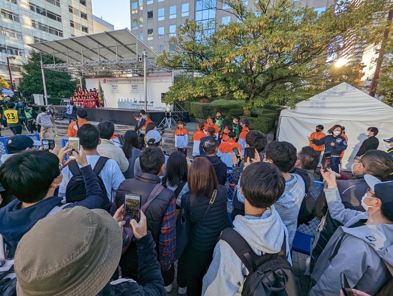 閉会式後に不破のもとへ集まり、見守る人々