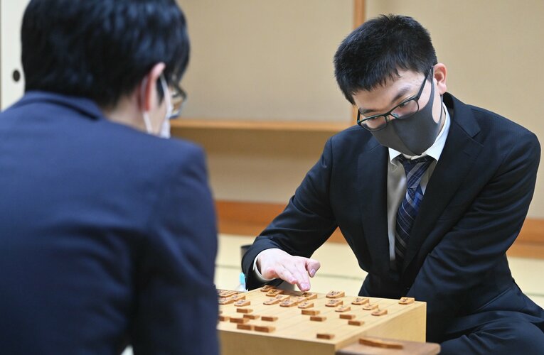 この時期、王将戦挑戦者決定リーグ戦のプレーオフでも豊島と対戦を重ねた永瀬。ちなみに叡王戦は2019年度開催の予定が新型コロナなどもあり、2020年の夏に順延となっていた　［代表撮影］©JIJI PRESS