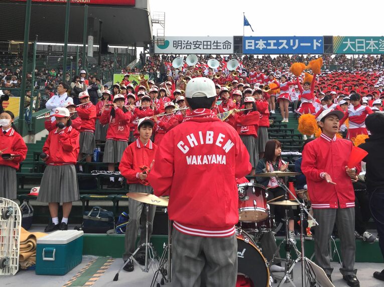 2019年センバツのアルプス風景。今回から入場行進曲の生演奏や、声出し応援の解禁、アルプススタンドの吹奏楽部も上限人数が撤廃される　©Yukiko Umezu