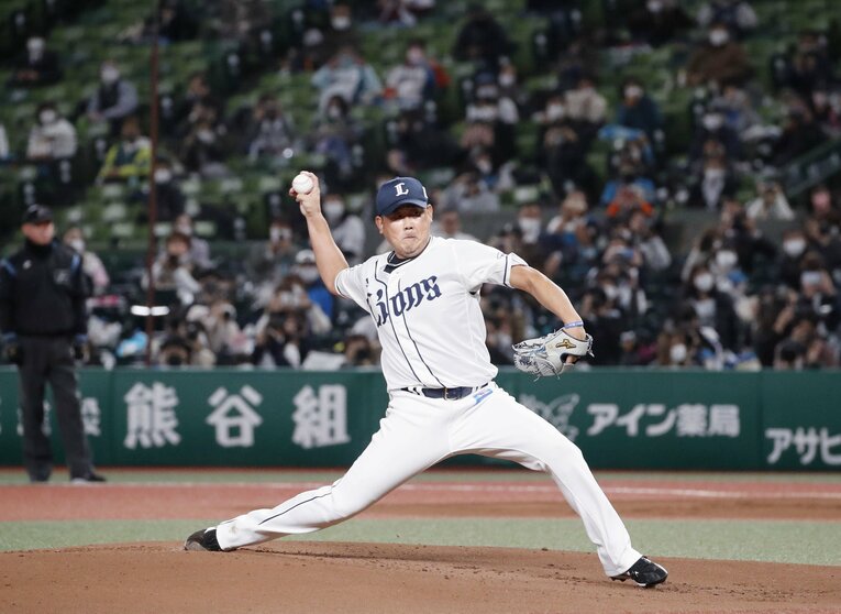 10月19日の引退登板。5球を投げ、23年間の現役生活に別れを告げた　©KYODO