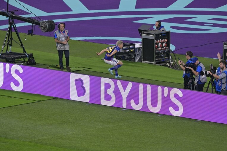 ゴール後、カメラマン席に飛び込んだ浅野　©Koki Nagahama/JMPA