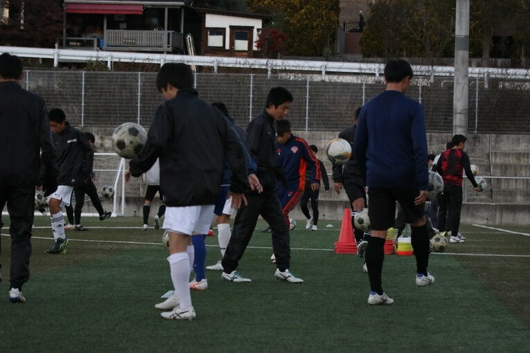 人工芝のグラウンドで練習する韮崎高校サッカー部　©︎Takahito Ando