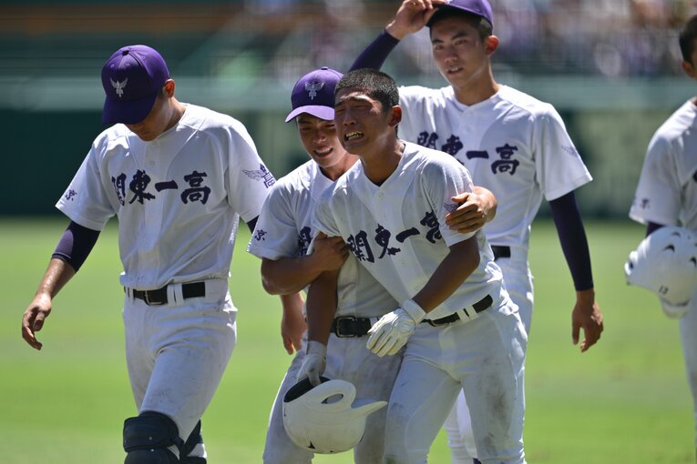 関東一、最後の打者になった２年生の坂本を慰めるチームメートたち（全6枚中の5枚目）　©Hideki Sugiyama