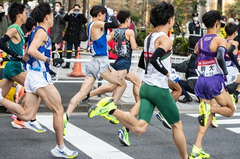 もはや恒例となった厚底カーボンシューズの存在。一体、記録上はどのような変化をもたらしているのか ／ photograph by Nanae Suzuki