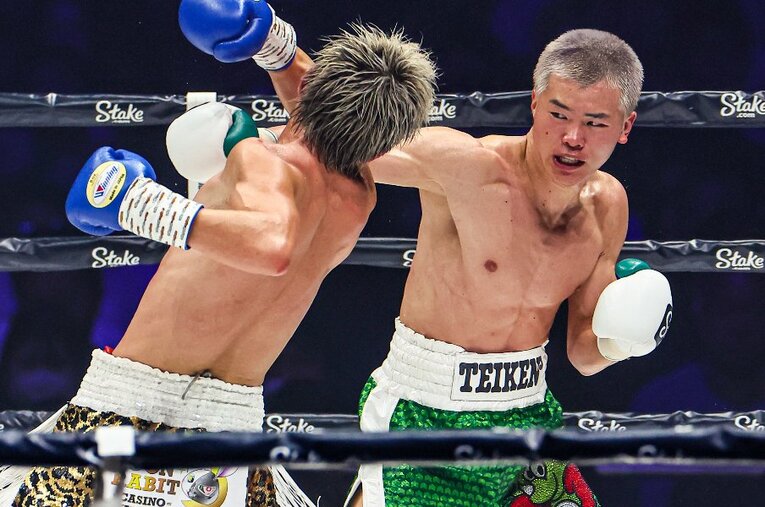 4月8日、プロボクサーとしてのデビュー戦を3-0の判定勝利で飾った那須川天心。日本バンタム級2位の与那覇勇気を持ち前のスピードで翻弄した ／ photograph by Susumu Nagao