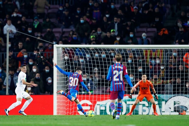 久保建英vsバルサがW杯イヤーのリーガ初戦… 年末の試合で見た「タケの身体の進化」と新星たちの奮起〈撮影者の視点〉(11)