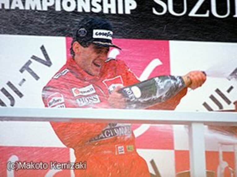 Ayrton Senna
1960年3月21日、ブラジル・サンパウロ生まれ。'84年にトールマンからF1デビュー。'85年にロータスに移籍し、ポルトガルGPで初優勝。マクラーレン・ホンダに移籍した'88年に初タイトルを獲得。'90、'91年にもチャンピオンに輝いた。'94年にウイリアムズに移籍し、同年5月1日サンマリノGPで衝撃的な最期を遂げる。161戦出走、優勝41回。