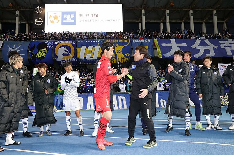 天皇杯準決勝、神セーブを連発した高木駿をねぎらう片野坂監督。J2降格こそしたが、選手たちの表情を見ればチームの雰囲気の良さが伝わる ／ photograph by JFA/AFLO