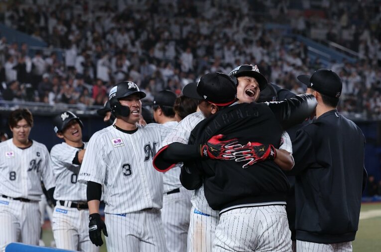 劇的な一打を放った藤岡を出迎えるベンチはお祭り騒ぎ。スタジアムは興奮の坩堝と化した　 ／ photograph by Chiba Lotte Marines