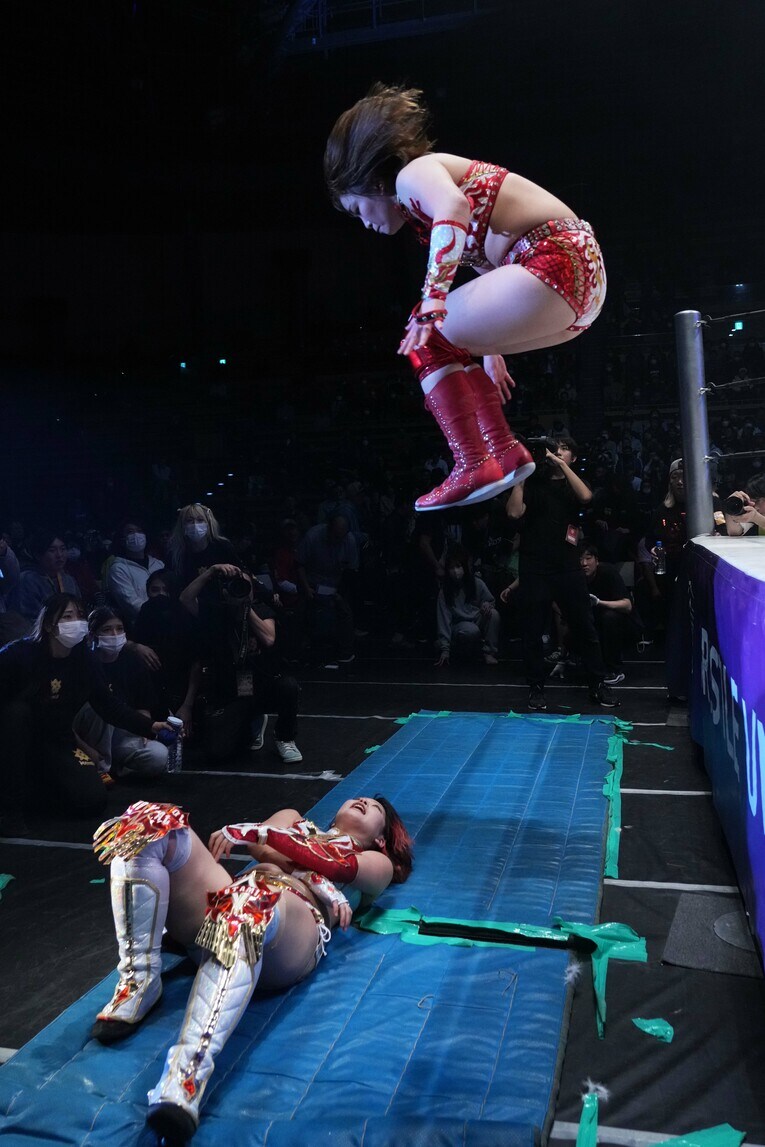 場外の林下詩美に踏みつぶしを敢行する　©Essei Hara