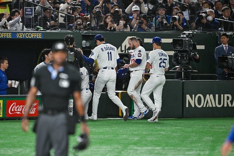 ベンチへ下がる佐々木を、大谷らチームメイトが出迎えた瞬間　©Nanae Suzuki