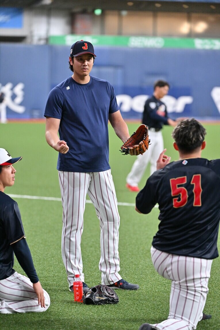 鈴木誠也と談笑する　©Hideki Sugiyama