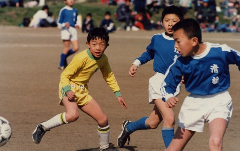 小学生時代の中村俊輔（写真左・本人提供）
