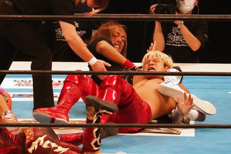 関節技で拳王にダメージを与える内藤哲也