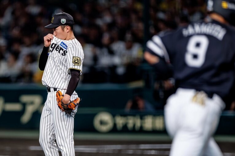 日本シリーズ第5戦の8回、柳田悠岐に同点弾を浴びた阪神のリリーフエース・石井大智　©Kiichi Matsumoto