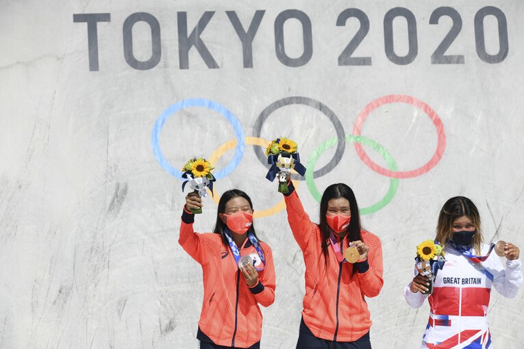 左から開心那、四十住さくら、スカイ・ブラウン　©JMPA