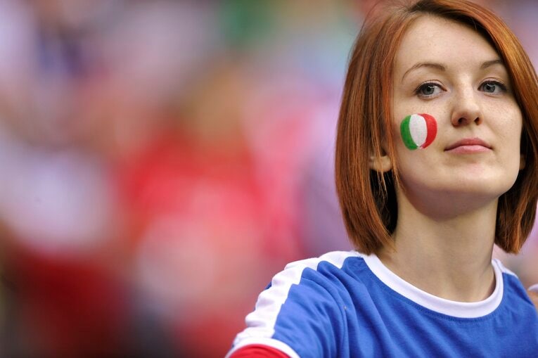 EUROにいた美しい女性サポーターの応援姿（50枚超）　©Sports Graphic Number