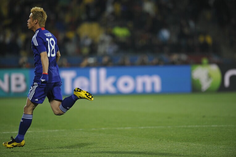 デンマーク戦で直接FKを決めた直後　©JMPA