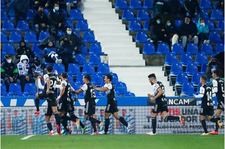 柴崎岳vs岡崎慎司が《ユニフォームを引っ張ってバチバチ》 撮影カメラマンが凍えそうな雨中で捉えた“熱いバトル”の瞬間(12)