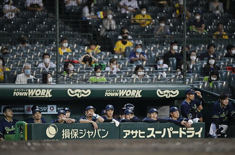 阪神の黄色がところどころに目がつく阪神甲子園球場。 ／ photograph by KYODO,SHOICHI HASEGAWA(in the article)