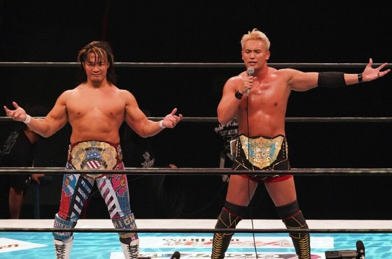 棚橋弘至とオカダ・カズチカという新日本の両エースが、年齢差34歳でタッグを組んだノアの武藤敬司と清宮海斗を一蹴。対抗戦は6勝4敗1分で新日本の勝利に終わった ／ photograph by Essei Hara