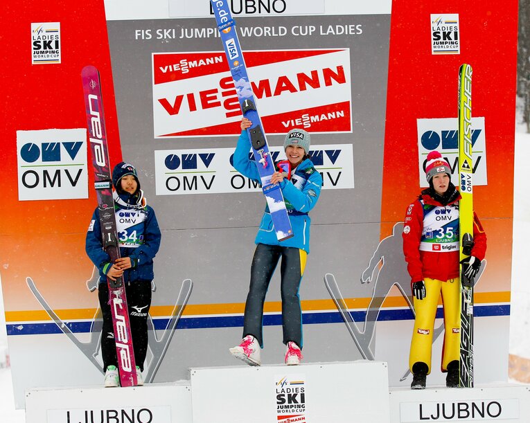 2012年、リュブノで行われたワールドカップで表彰台の中央に立つサラ・ヘンドリクソン　©Getty Images