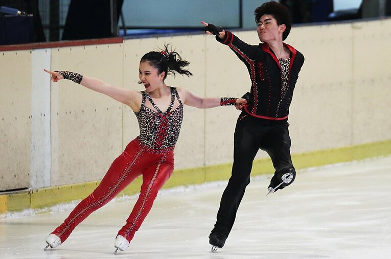 ゴールデンスピン杯で演技を行うアイスダンスの吉田唄菜＆森田真沙也組 ／ photograph by Sean Gillis