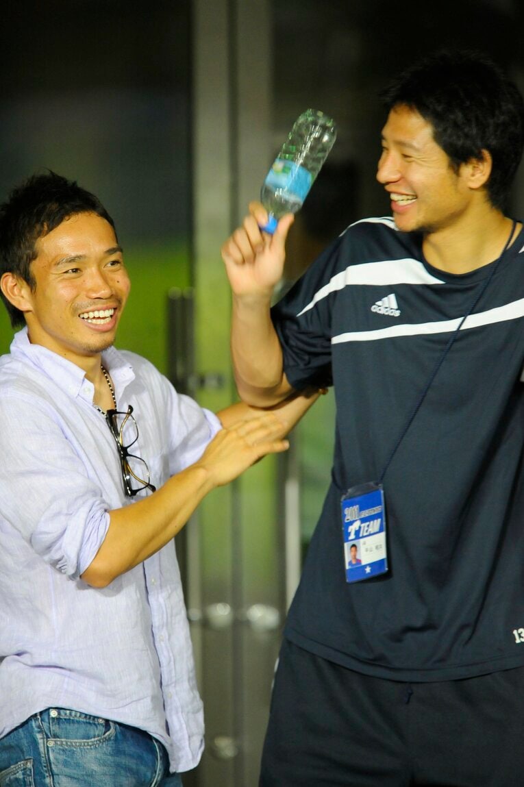 帰国した長友佑都と言葉をかわす平山相太（2011年）©︎Toshiya Kondo