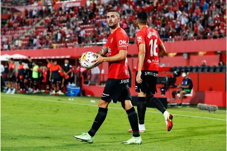 久保建英からスパイクをもらったファンが超嬉しそう… 絶妙だったボールコントロールとお辞儀、監督も“好プレーへの労い”〈激写〉(23)