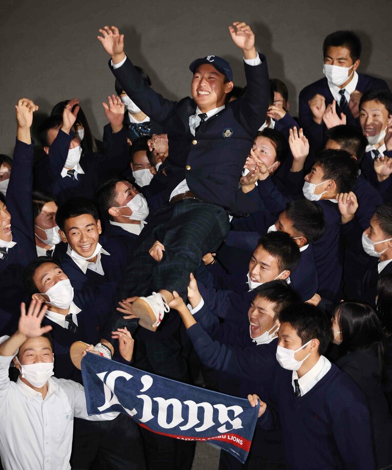 5位指名を受け、チームメートから胴上げされる山田　©JIJI PRESS