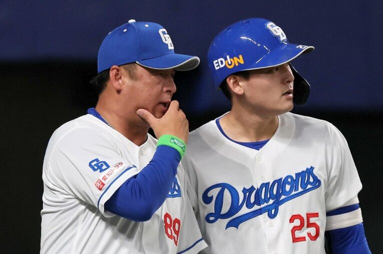 今季から中日の打撃コーチを務める松中信彦（左）。ホークス時代、三冠王に輝いた実績をもつ ／ photograph by Sankei Shimbun