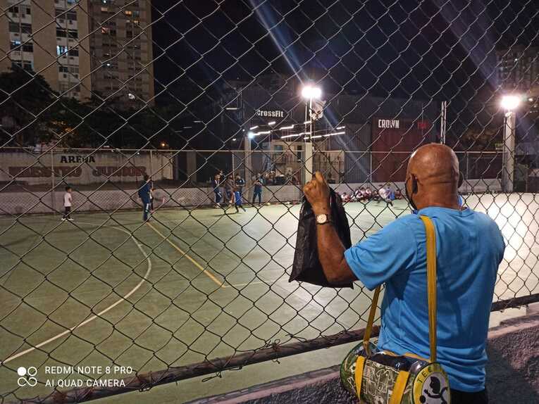 参加した子供の練習を見つめる父親©Hiroaki Sawada