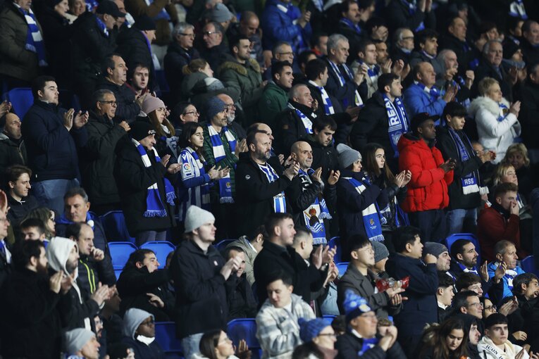 久保の交代時には、オヤルサバル、アランブルと共にスタンディングオベーションも　©Daisuke Nakashima